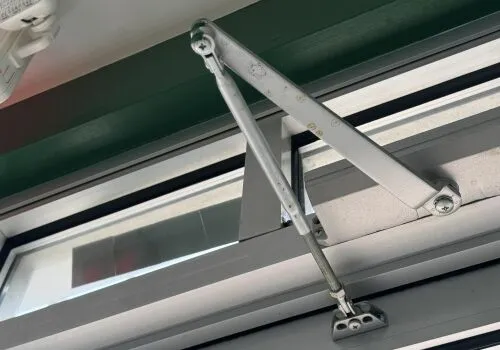 Business entry door with surface door closer